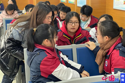重庆市朝阳中学:“技术赋能+科创融合”智慧课堂引领未来